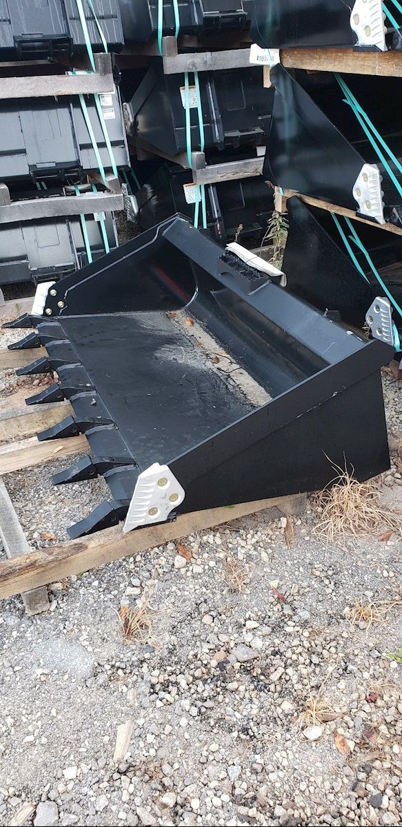 Kubota AP-HD68LLT Heavy Duty Low Profile, Long Floor, Tooth Bucket with Side Cutters. DISCOUNTED TO